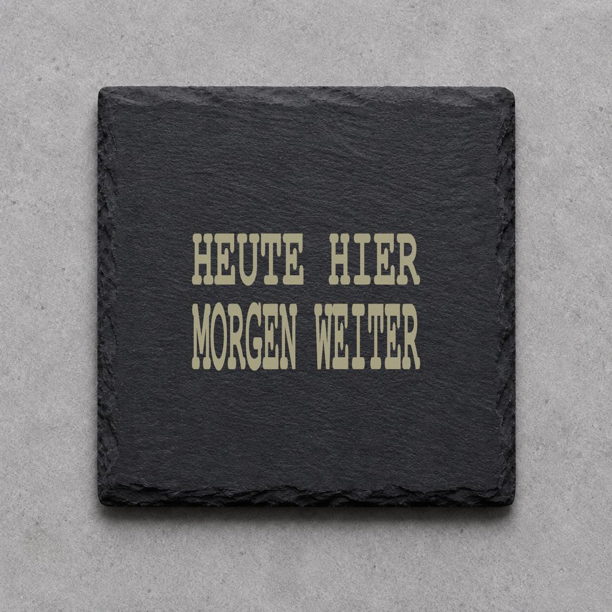 Schieferuntersetzer „Heute hier, morgen weiter“ – gravierter Spruch | Geschenk für Camper