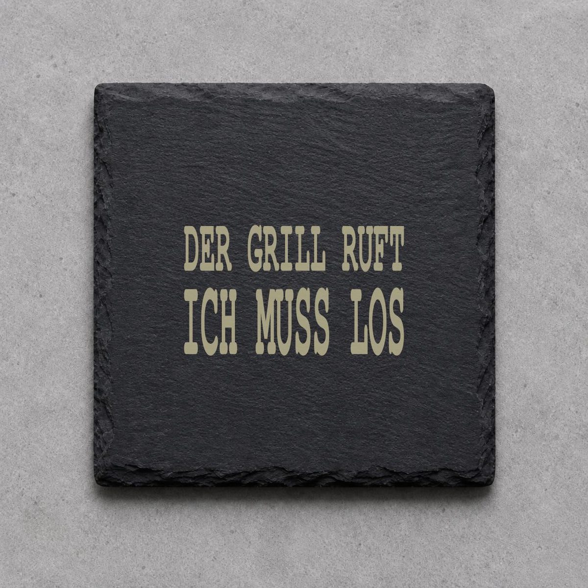 Schieferuntersetzer „Der Grill ruft, ich muss los“ – gravierter Spruch | Geschenk für Grillfans
