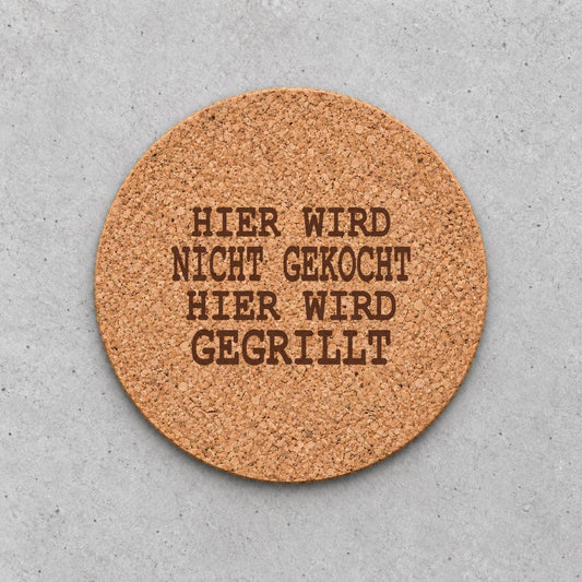 Korkuntersetzer „Hier wird nicht gekocht, hier wird gegrillt“ – gravierter Spruch | Geschenk für Grillfans