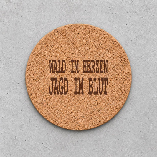 Korkuntersetzer „Wald im Herzen, Jagd im Blut“ – gravierter Spruch | Geschenk für Jäger