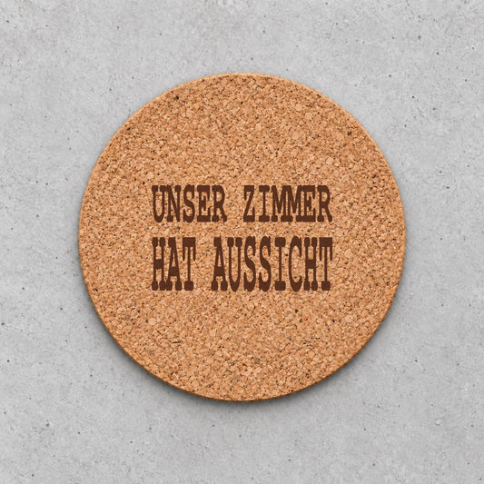 Korkuntersetzer „Unser Zimmer hat Aussicht“ – gravierter Spruch | Geschenk für Camper