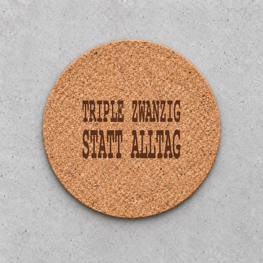 Korkuntersetzer „Triple zwanzig statt Alltag“ – gravierter Spruch | Geschenk für Dartfans