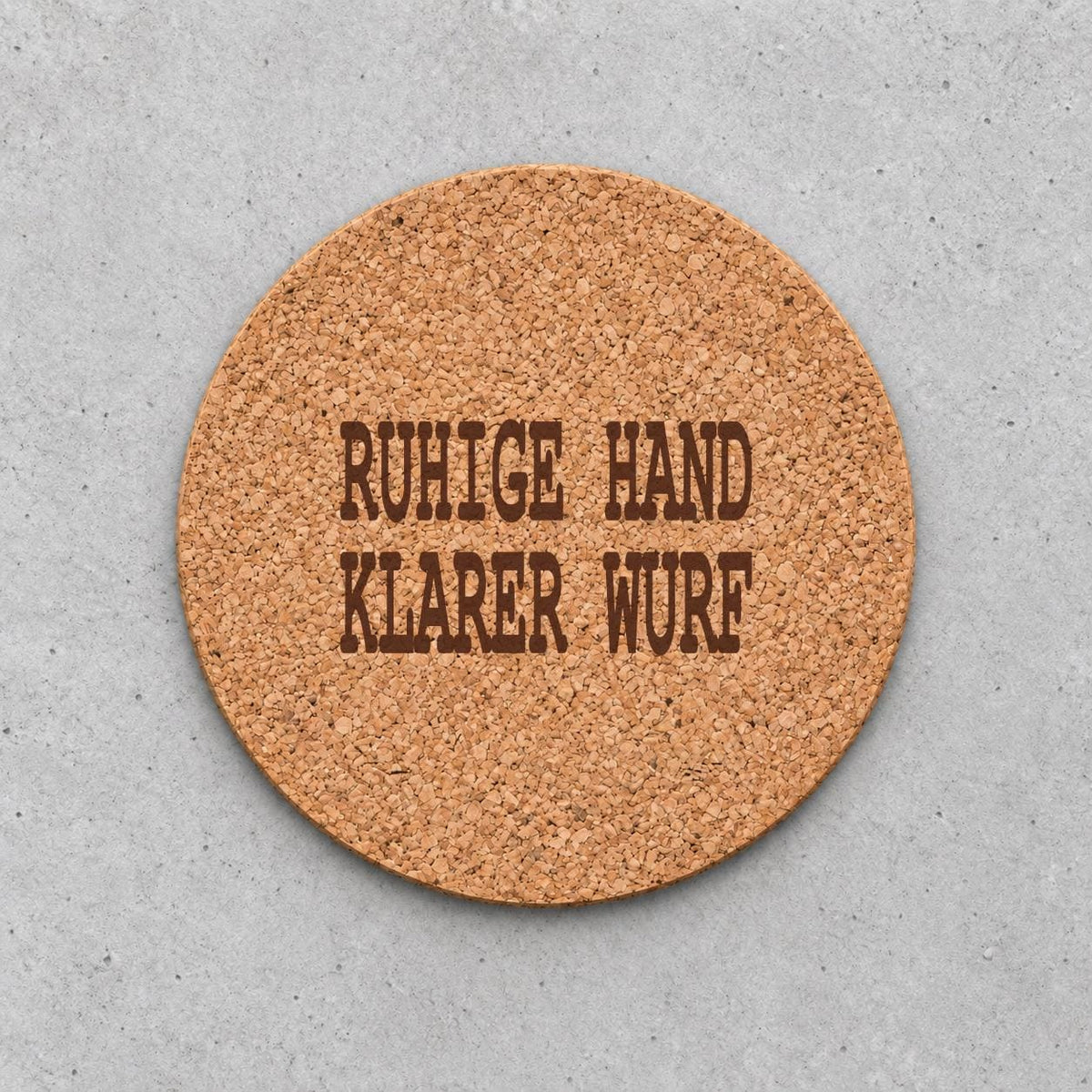 Korkuntersetzer „Ruhige Hand, klarer Wurf“ – gravierter Spruch | Geschenk für Dartfans