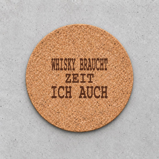 Korkuntersetzer „Whisky braucht Zeit, ich auch“ – gravierter Spruch | Geschenk für Genießer