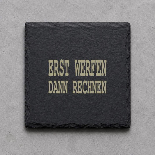 Schieferuntersetzer „Erst werfen, dann rechnen“ – gravierter Spruch | Geschenk für Dartfans
