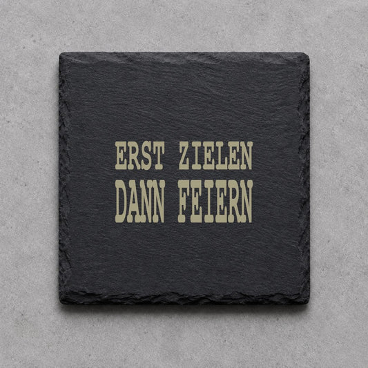 Schieferuntersetzer „Erst zielen, dann feiern“ – gravierter Spruch | Geschenk für Dartfans