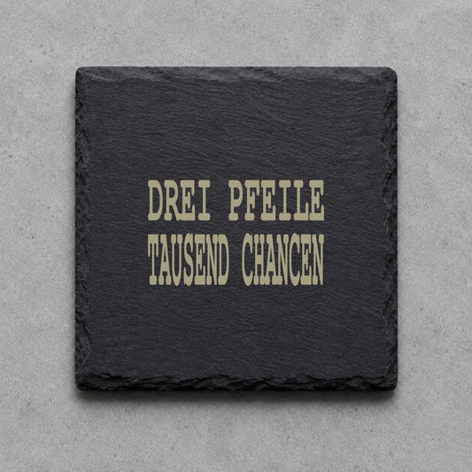Schieferuntersetzer „Drei Pfeile, tausend Chancen“ – gravierter Spruch | Geschenk für Dartfans