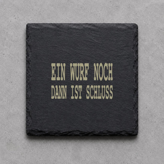 Schieferuntersetzer „Ein Wurf noch, dann ist Schluss“ – gravierter Spruch | Geschenk für Dartfans