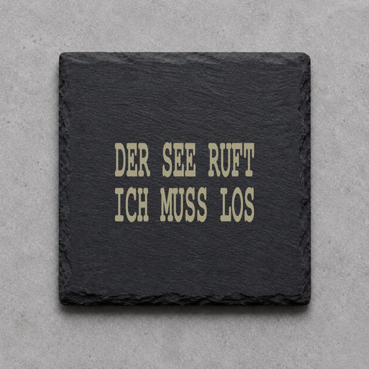 Schieferuntersetzer „Der See ruft, ich muss los“ – gravierter Spruch | Geschenk für Angler