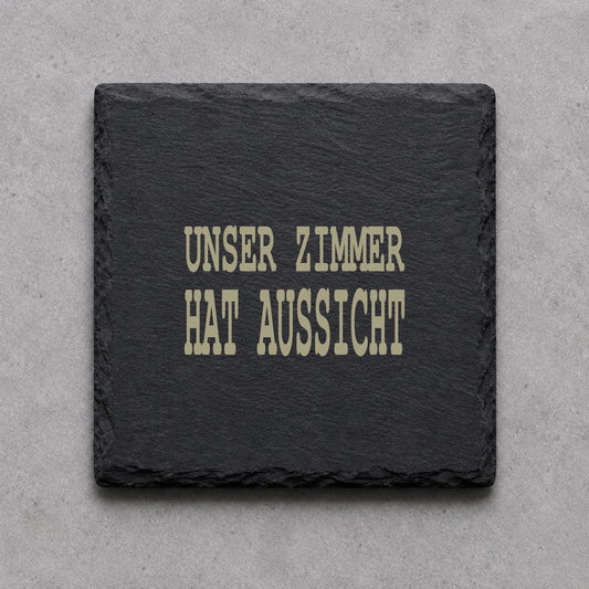 Schieferuntersetzer „Unser Zimmer hat Aussicht“ – gravierter Spruch | Geschenk für Camper