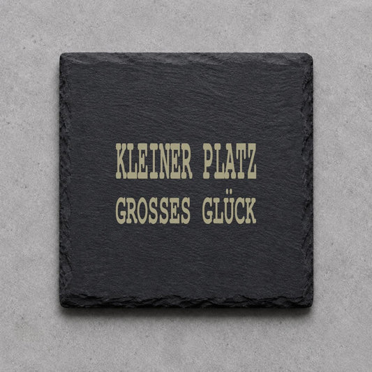 Schieferuntersetzer „Kleiner Platz, großes Glück“ – gravierter Spruch | Geschenk für Camper