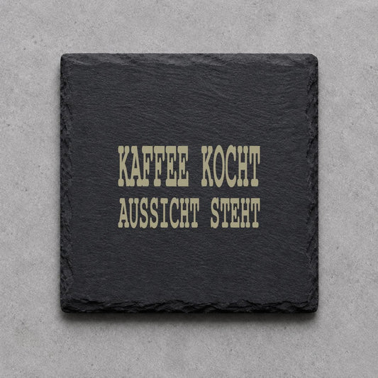 Schieferuntersetzer „Kaffee kocht, Aussicht steht“ – gravierter Spruch | Geschenk für Camper