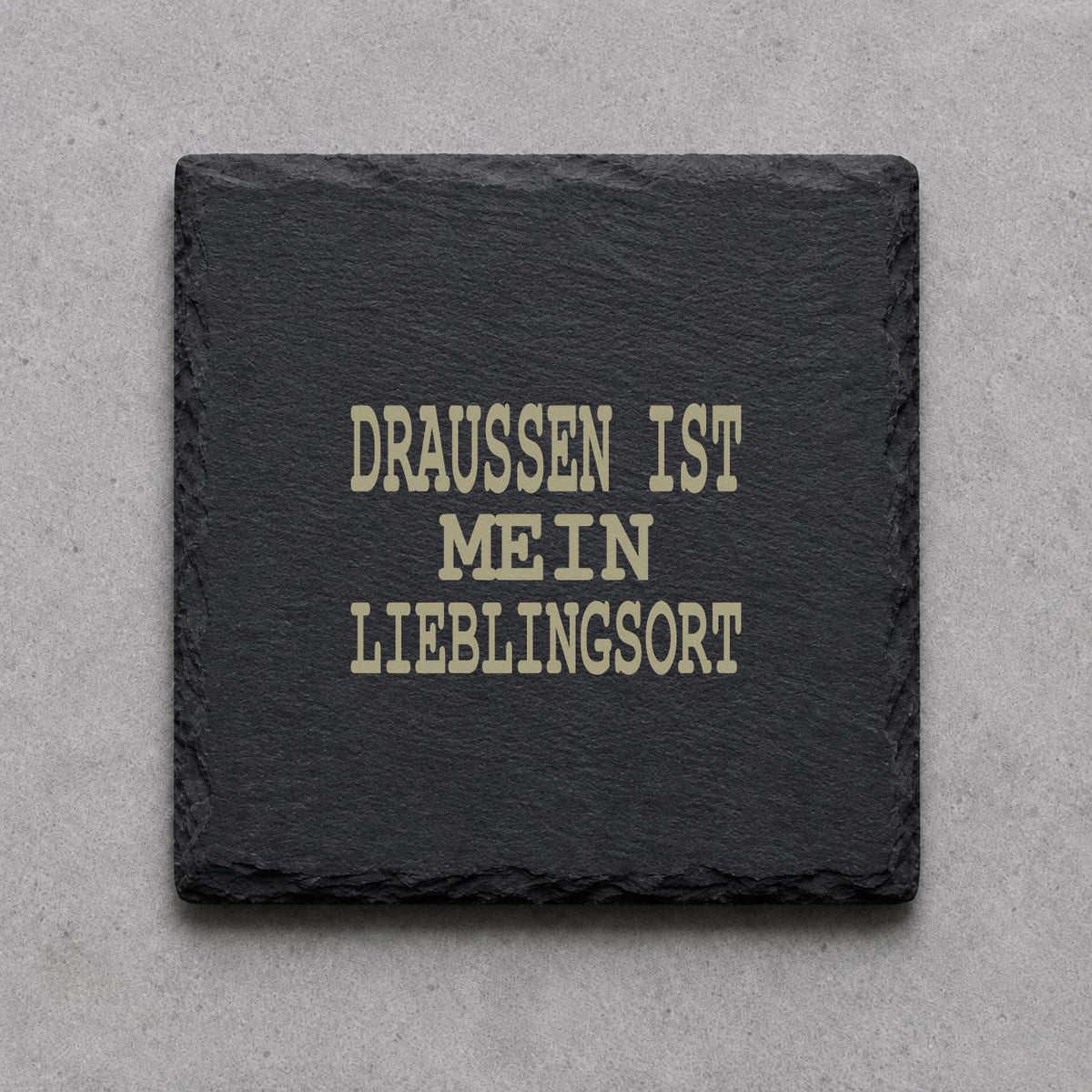Schieferuntersetzer „Draußen ist mein Lieblingsort“ – gravierter Spruch | Geschenk für Camper