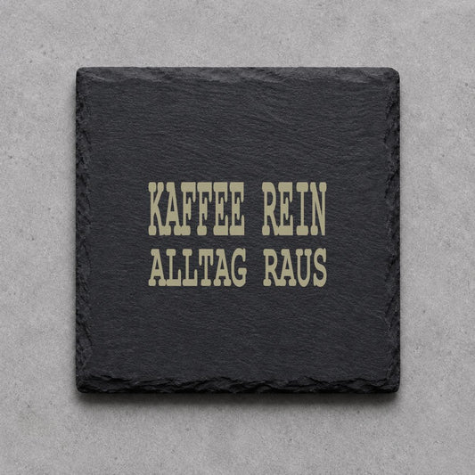 Schieferuntersetzer „Kaffee rein, Alltag raus“ – gravierter Spruch | Geschenk für Kaffeefans