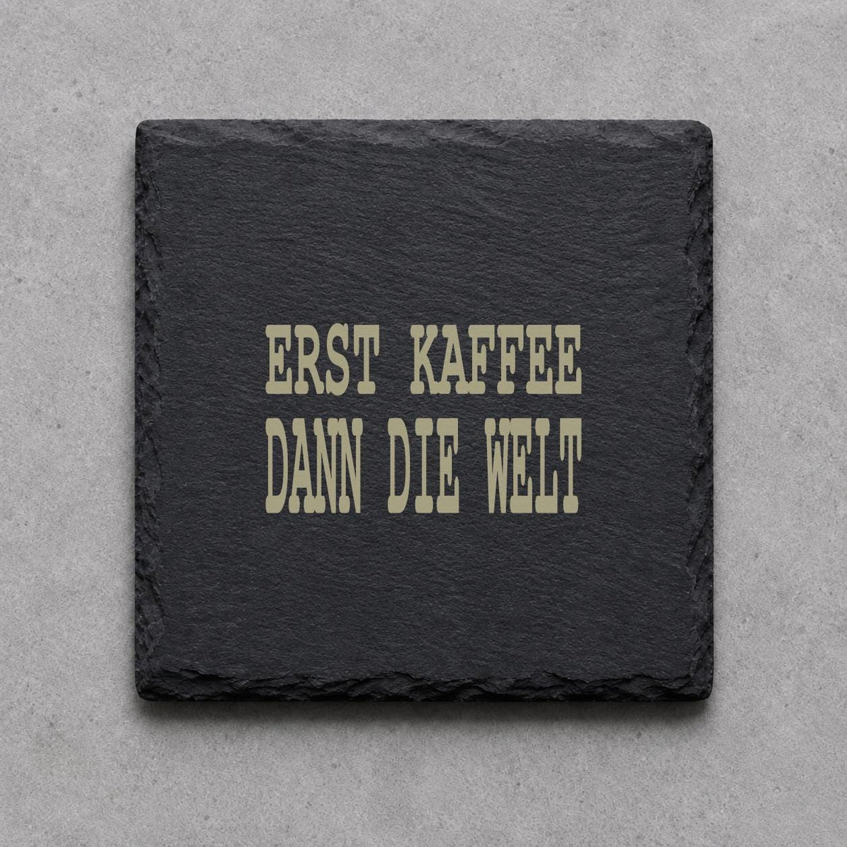 Schieferuntersetzer „Erst Kaffee, dann die Welt“ – gravierter Spruch | Geschenk für Kaffeefans