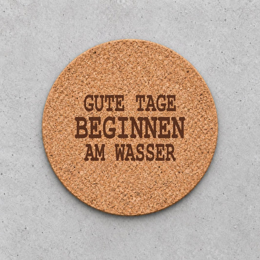 Korkuntersetzer „Gute Tage beginnen am Wasser“ – gravierter Spruch | Geschenk für Angler