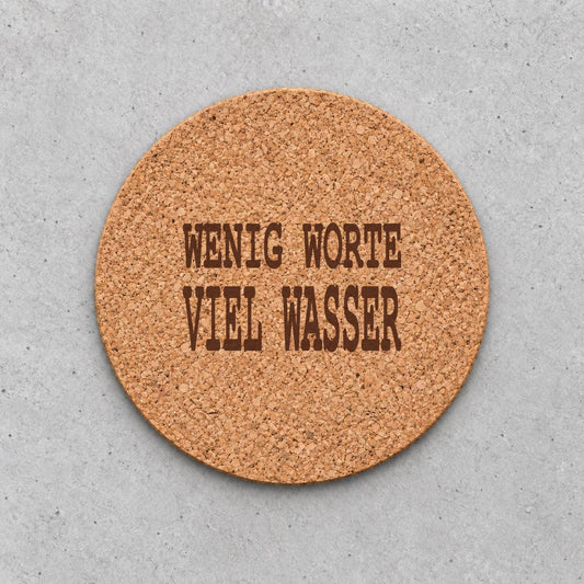 Korkuntersetzer „Wenig Worte, viel Wasser“ – gravierter Spruch | Geschenk für Angler