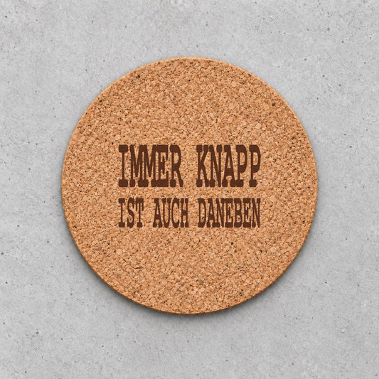 Korkuntersetzer „Immer knapp ist auch daneben“ – gravierter Spruch | Geschenk für Dartfans