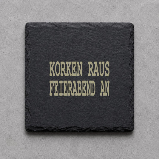 Schieferuntersetzer „Korken raus, Feierabend an“ – gravierter Spruch | Geschenk für Genießer