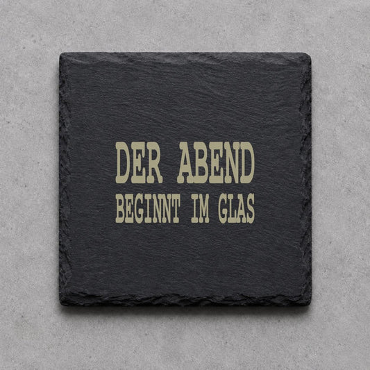 Schieferuntersetzer „Der Abend beginnt im Glas“ – gravierter Spruch | Geschenk für Genießer