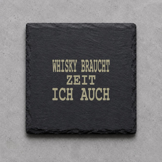 Schieferuntersetzer „Whisky braucht Zeit, ich auch“ – gravierter Spruch | Geschenk für Genießer