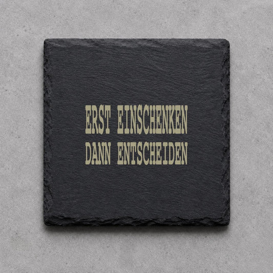 Schieferuntersetzer „Erst einschenken, dann entscheiden“ – gravierter Spruch | Geschenk für Genießer
