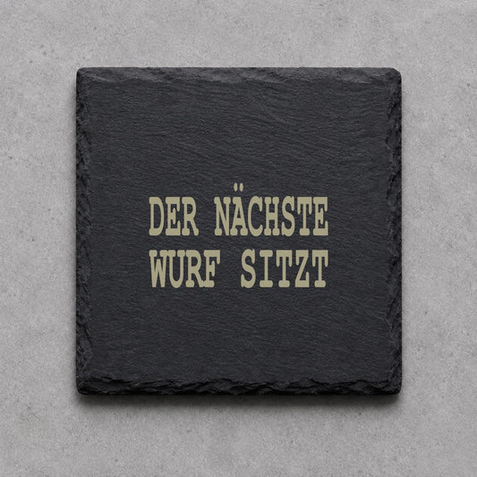 Schieferuntersetzer „Der nächste Wurf sitzt“ – gravierter Spruch | Geschenk für Dartfans