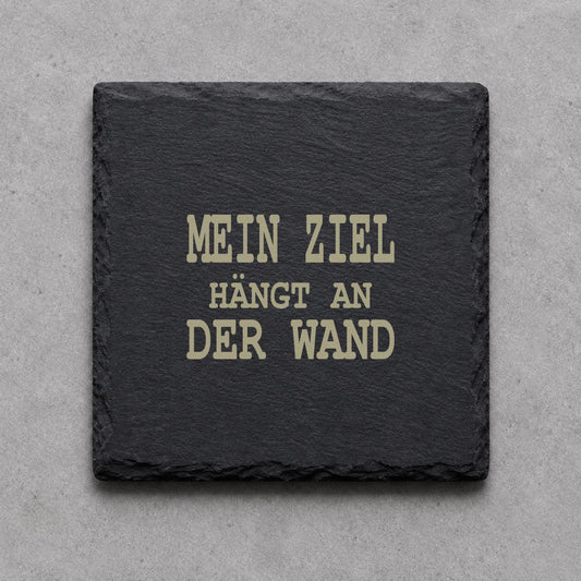 Schieferuntersetzer „Mein Ziel hängt an der Wand“ – gravierter Spruch | Geschenk für Dartfans
