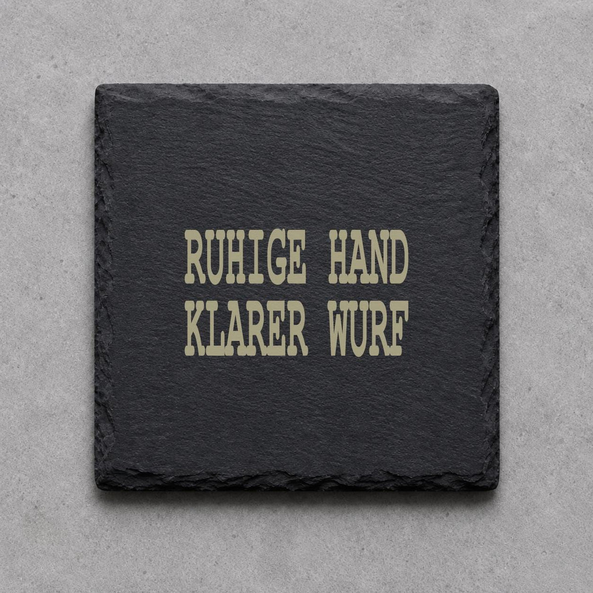 Schieferuntersetzer „Ruhige Hand, klarer Wurf“ – gravierter Spruch | Geschenk für Dartfans