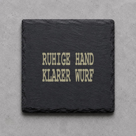 Schieferuntersetzer „Ruhige Hand, klarer Wurf“ – gravierter Spruch | Geschenk für Dartfans