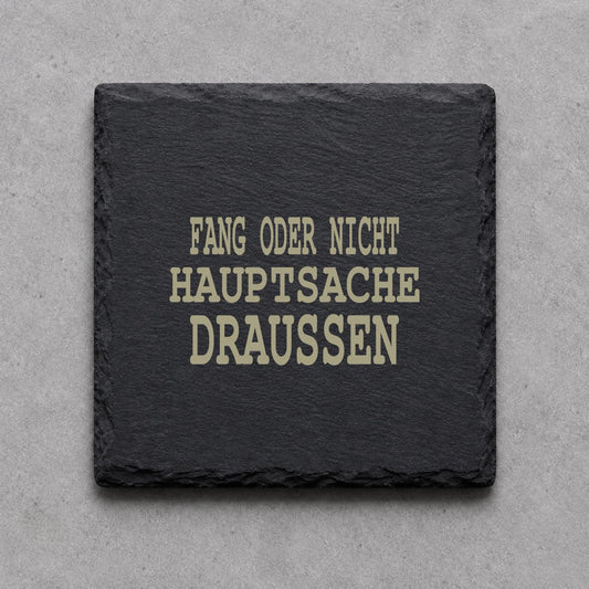 Schieferuntersetzer „Fang oder nicht, Hauptsache draußen“ – gravierter Spruch | Geschenk für Angler