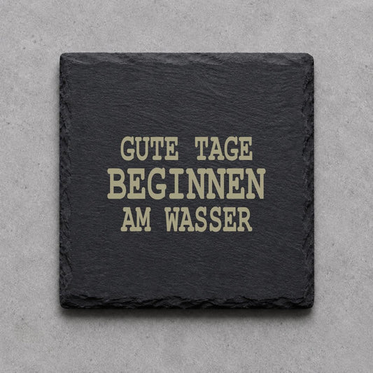 Schieferuntersetzer „Gute Tage beginnen am Wasser“ – gravierter Spruch | Geschenk für Angler