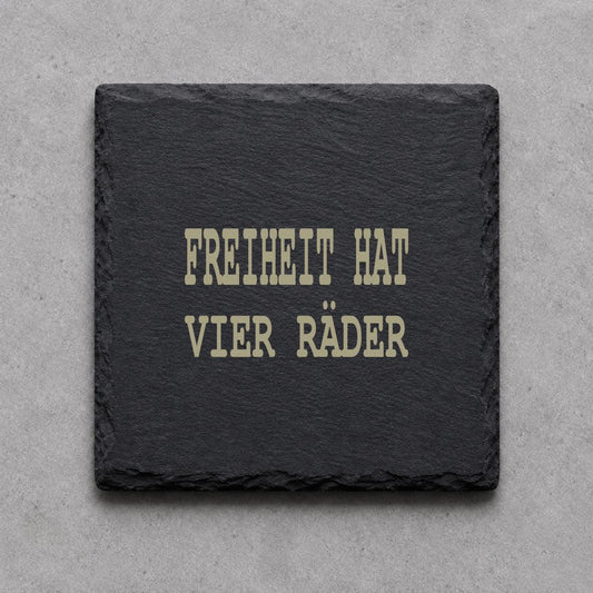 Schieferuntersetzer „Freiheit hat vier Räder“ – gravierter Spruch | Geschenk für Camper