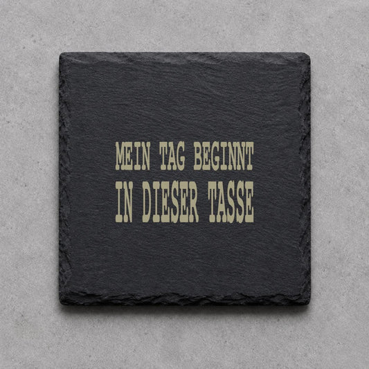 Schieferuntersetzer „Mein Tag beginnt in dieser Tasse“ – gravierter Spruch | Geschenk für Kaffeefans
