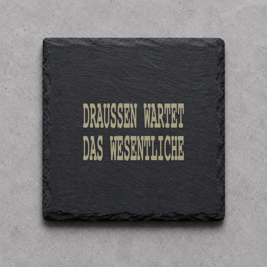 Schieferuntersetzer „Draußen wartet das Wesentliche“ – gravierter Spruch | Geschenk für Jäger