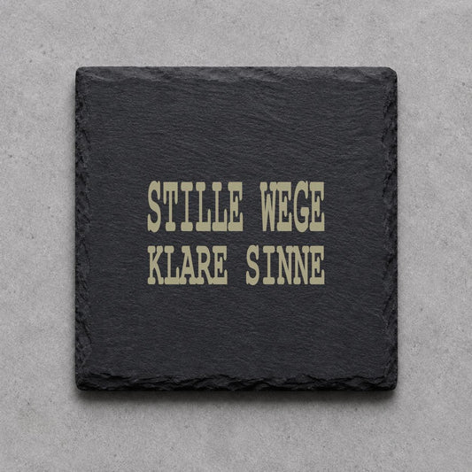Schieferuntersetzer „Stille Wege, klare Sinne“ – gravierter Spruch | Geschenk für Jäger