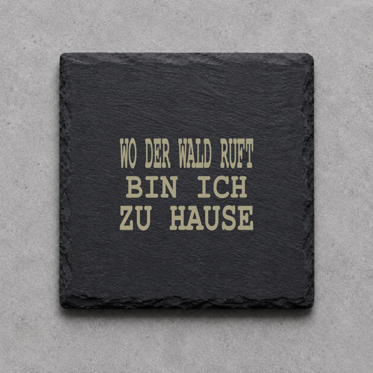 Schieferuntersetzer „Wo der Wald ruft, bin ich zu Hause“ – gravierter Spruch | Geschenk für Jäger