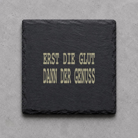 Schieferuntersetzer „Erst die Glut, dann der Genuss“ – gravierter Spruch | Geschenk für Grillfans