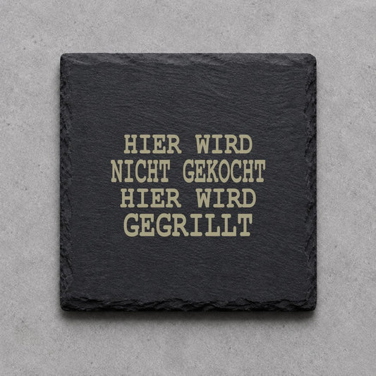 Schieferuntersetzer „Hier wird nicht gekocht, hier wird gegrillt“ – gravierter Spruch | Geschenk für Grillfans